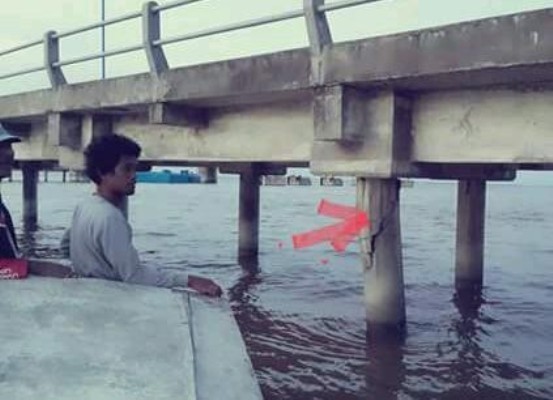 Tiang pancang pelabuhan roro yang nyaris patah (Foto/ist).