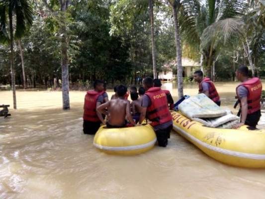 Pihak kepolisian saat mengevakuasi korban banjir di Tebo, Rabu (27/4).