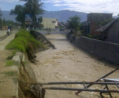 Turap di Desa Sumur Anyir, Kecamatan Sungai Bungkal, Kota Sungaipenuh yang runtuh. 