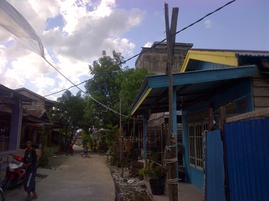 Kondisi kabel PLN yang hanya disangga tiang lapuk di Jalan Damai.