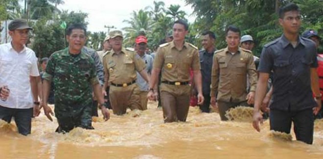 Gubernur Jambi Zumi Zola memantau banjir bandang di Sarolangun