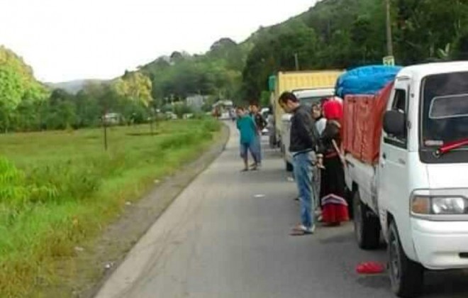Antrian mobil di ruas Jalan Sungai Penuh-Sumbar Kamis (28/4)