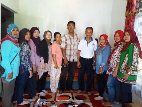 PAC PDIP Jambi Selatan memberikan modal usaha untuk para SARINAH