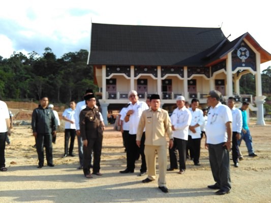 Wakil Gubernur Jambi, Fachrori didampingi Bupati Merangin, Al Haris saat meninjau persiapan MTQ di Merangin.