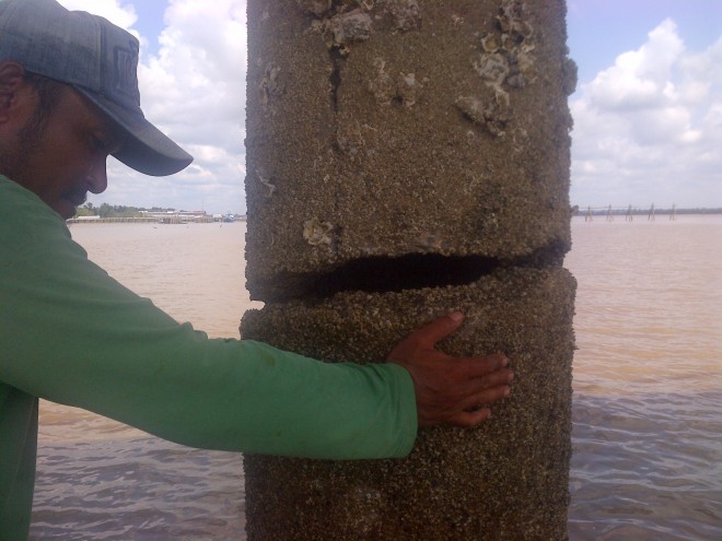 Tiang jembatan roro yang patah. (F/GATOT/JU)