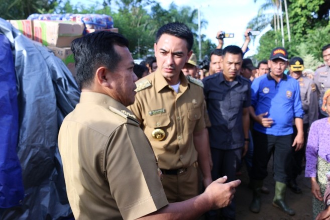 Bupati Merangin Al Haris dan Gubernur Zumi Zola meninjau banjir di Merangin. (F/AMIN/JU)