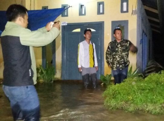 Salah satu rumah yang terendam banjir di Kabupaten Kerinci, Rabu (27/4) malam.