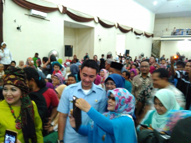 Gubernur Jambi Zumi Zola kembali menjadi sasaran fhoto selfie saat hadir di acara hari tari dunia