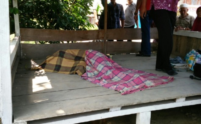 Mayat yang ditemukan di Pos Kamling di komplek kantor Bupati Tebo Jumat (29/4). (F/MUNASDI/JU)