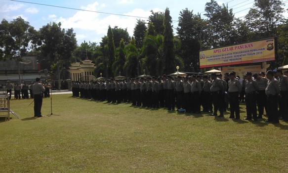 Kapolres Merangin, AKBP Munggaran Kartayuga saat memimpin pacara pelepasan pasukan pengamanan Pilkades.