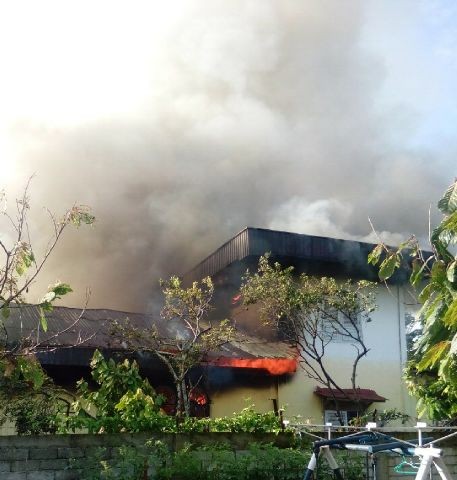 Rumah Mariana saat dilalap si jago merah tadi pagi.