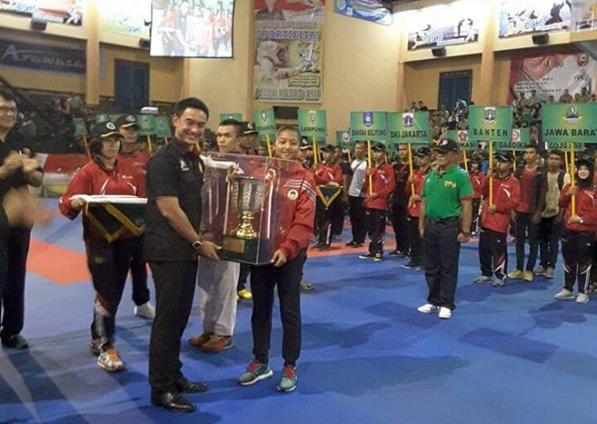Gubernur Jambi Zumi Zola menyerahkan piala kepada juara umum dari kontingen Jawa Barat Minggu (30/4). (F/FAIZARMAN/JU)