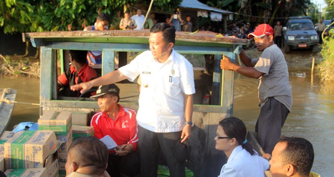 Bupati Merangin Al Haris bersama jajarannya memberikan bantuan kepada korban banjir di Desa Sungai Limau Kecamatan Tabir Timur.