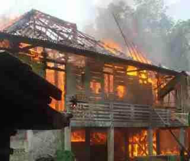 Kebakaran di Desa Pulau Aro Sarolangun Minggu siang ini (1/5)