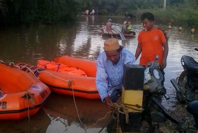 Speed boat BPBD dikirim untuk membantu warga melintas di ruas jalan yang terendam di Danau Embat Minggu (1/5)