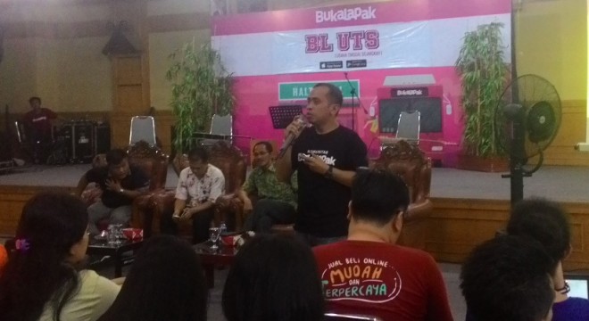 Edukasi yang diberikan oleh buka lapak kepada mahasiswa Rabu lalu (27/4). (F/YANI/JU)