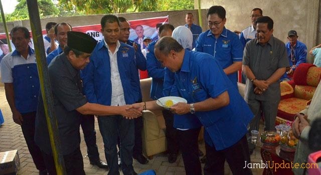 HBA, Budianto, Nasir, Horizon dan Zainal Abidin bersama kader Demokrat lainnya dalam sebuah acara beberapa waktu lalu