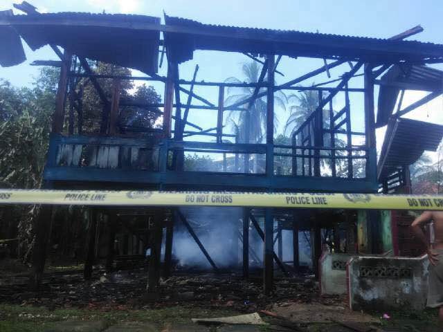 Rumah warga di RT 04,Desa Pulau Aro, Kecamatan Pelawan, Sarolangun pada Minggu (1/5) sekitar pukul 13.00 Wib habis dilalap api. (F/ADEZ/JU)