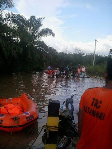Jalan penghubung antar desa di Batanghari yang terendam banjir. 