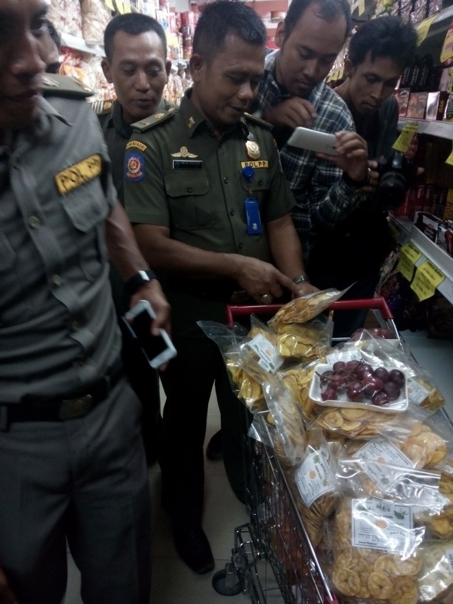 Makanan kadaluarsa yang ditemukan di MM Fresco