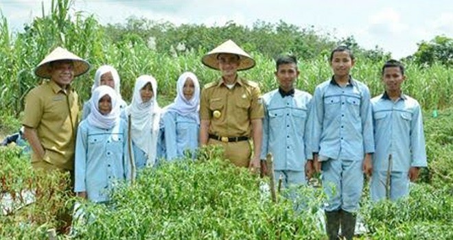 Gubernur Jambi Zumi Zola melakukan kunjungan kerjanya ke beberapa sekolah.