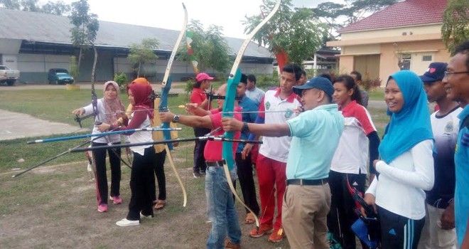 Ketua Umum Pengprov Perpani Jambi, Ibnu Ziady (pakai topi) dalam suatu kesempatan beberapa waktu lalu