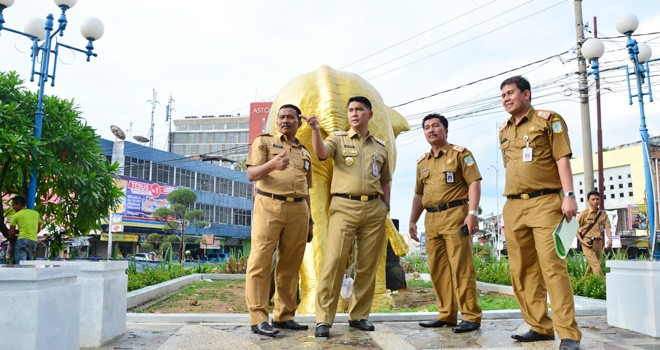 Walikota Jambi H SY Fasha mengecek pembangunan sejumlah taman di Kota Jambi Senin (2/5). (F/IST/FOR JAMBIUPDATE