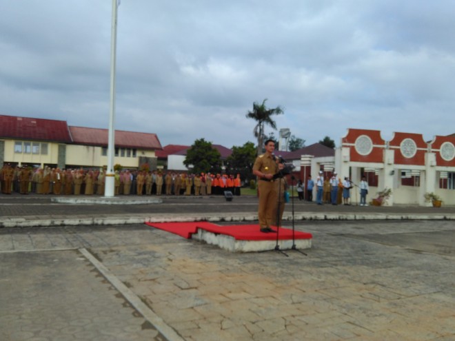 Gubernur Jambi Zumi Zola menjadi inspektur upacara Hardiknas di SMA TT Jambi Senin (2/5). (F/SAFWAN/JU)