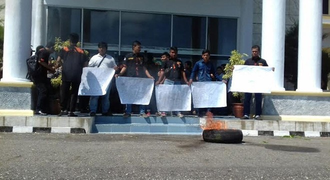 Aksi demo Satuan pelajar dan mahasiswa pemuda pancasila.