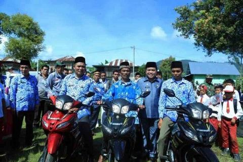 Beberapa orang guru yang mengajar di daerah terpencil di Merangin dapat jatah motor dinas dari bupati. (F/AMIN/JU)