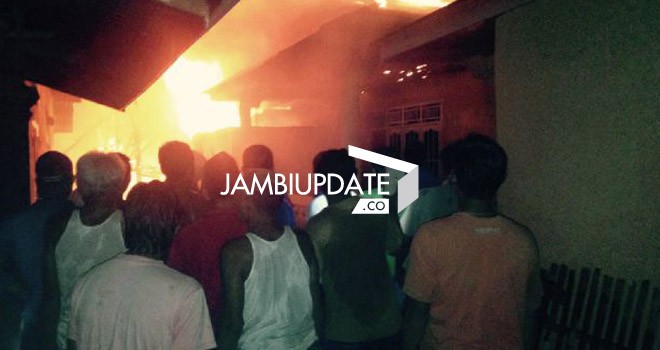 Kebakaran yang terhadi di Desa Pulau Aro, Tabir Ulu, Merangin malam ini (4/5)