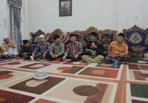 Pertemuan di kediaman M Rahman yang dihadiri beberapa tokoh adat dan tokoh Kerinci Hilir. Buya Faisal Anas dari Malaysia juga turut hadir dalam pertemuan tersebut
