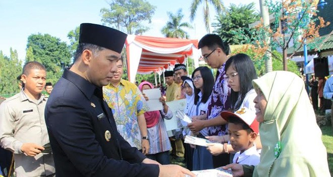 Wali Kota Jambi menjadi Inspektur Upacara peringatan Hari Pendidikan Nasional tahun 2016 di lapangan upacara Balaikota, Selasa (3/5)