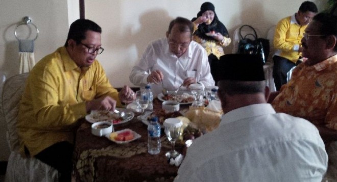 Caketum Golkar Mahyudin bersama Ketua DPD I Golkar Jambi Zoerman Manap makan siang di DPD I Golkar Jambi Jumat (6/5)