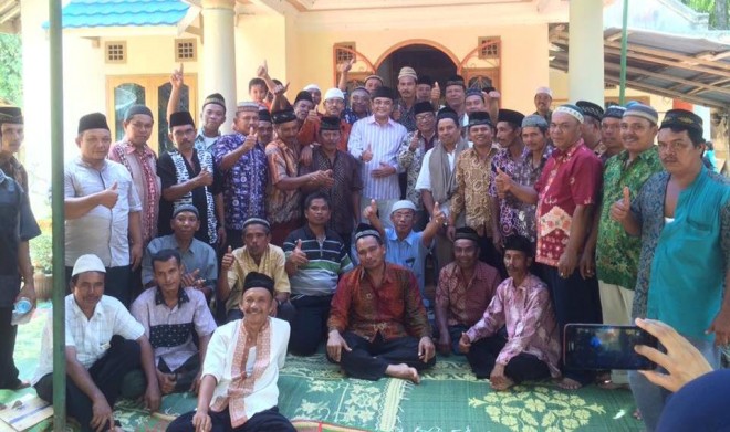 IW photo bersama warga di Unit I Sungai Bahar