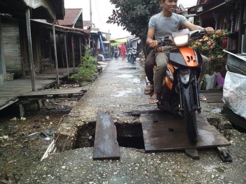 Salah satu kerusakan jalan lingkungan di Kelurahan Mendahara Ilir Kabupaten Tanjabtim.