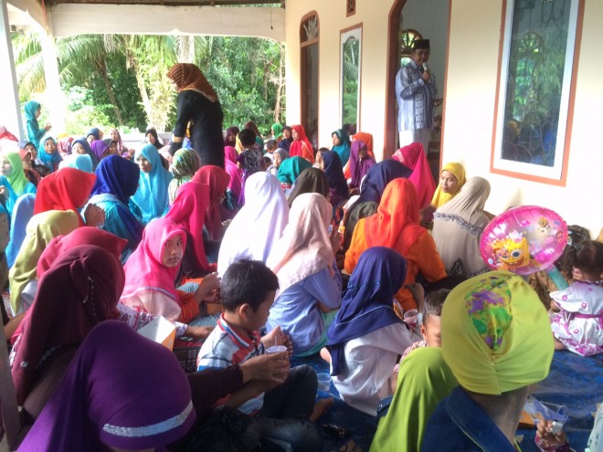 IW berada di tengah-tengah masyarakat di Sungai Gelam