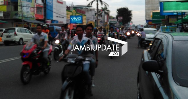 Siswa SMA di Kota Jambi tetap menggelar konvoi usai pengumuman kelulusan UN sore ini (7/5)
