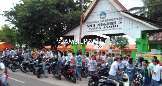 Suasana d SMAN 5 Kota Jambi paska pengumuman hasil UN sore ini (7/5)