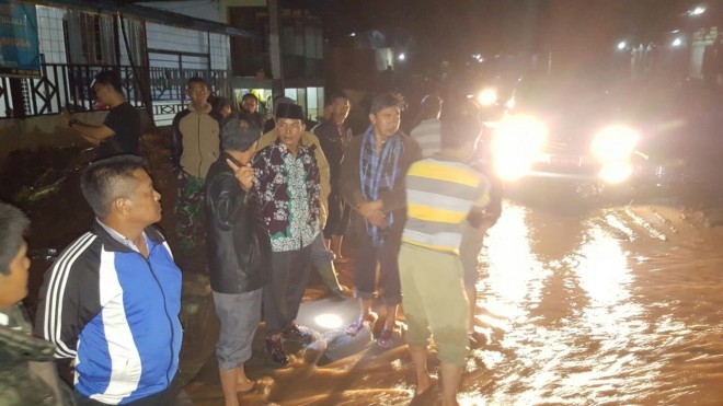 Wakil Bupati Kerinci Zainal Abidin berjalan kaki menuju lokasi banjir dan longsor semalam (6/5)