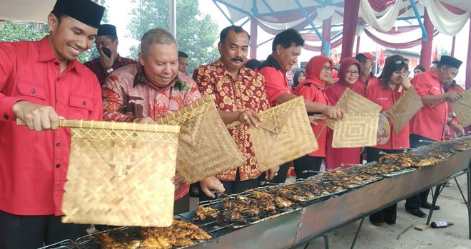 Gerakan makan ikan bersama rakyat.