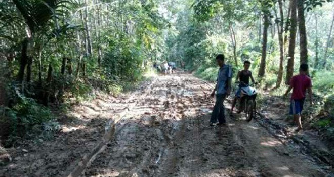 Kondisi jalan penghubung tiga desa di wilayah kecamatan Maro Sebo Ulu belum tersentuh perbaikan.