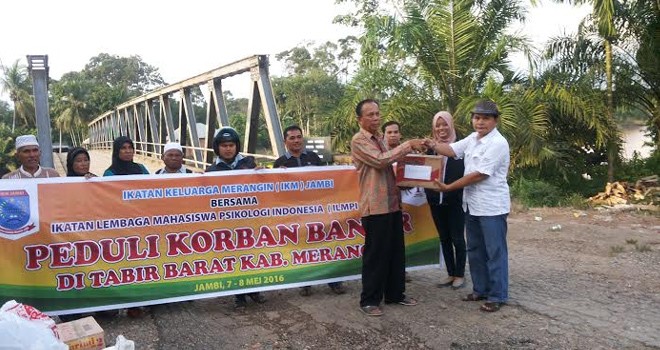 Ketua IKM Jambi menyerahkan bantuan secara langsung kepada Camat Tabir Barat Edi Rusmadi.