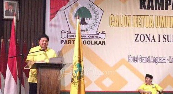 Calon ketua umum Partai Golkar Airlangga Hartarto menyampaikan visi misi pada hari kedua kampanye calon ketua umum Partai Golkar Zona I Sumatera, yang dilaksanakan di Medan, Senin (9/5).â€Ž 