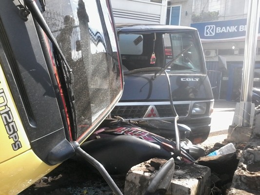 Mobil yang terlibat dalam kecelakaan beruntun di Mendalo.