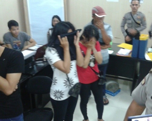 Pasangan yang diduga mesum yang diamankan petugas.