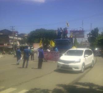 Mahasiswa yang melakukan pemblokiran jalan.