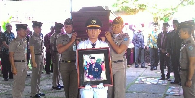 Jenazah mantan Sekda Provinsi Jambi Chalik Saleh disambut dengan acara resmi sampai di Jambi Jumat (13/5)