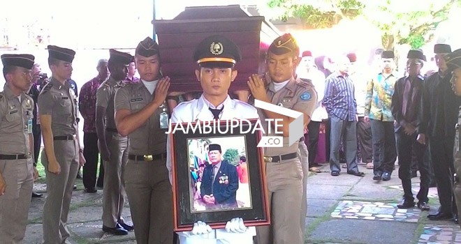 Jenazah mantan Sekda Provinsi Jambi Chalik Saleh disambut dengan acara resmi sampai di Jambi Jumat (13/5)
