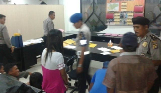 Siswi SMP yang digelandang ke Mapolda Jambi.